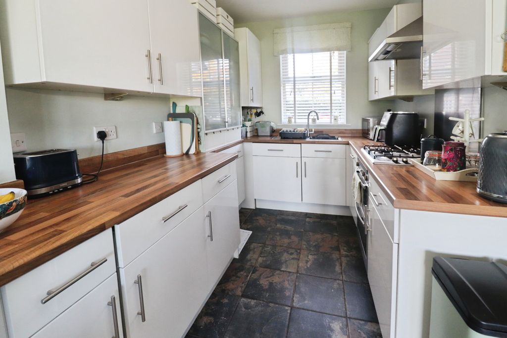 Property photo 2 of 23