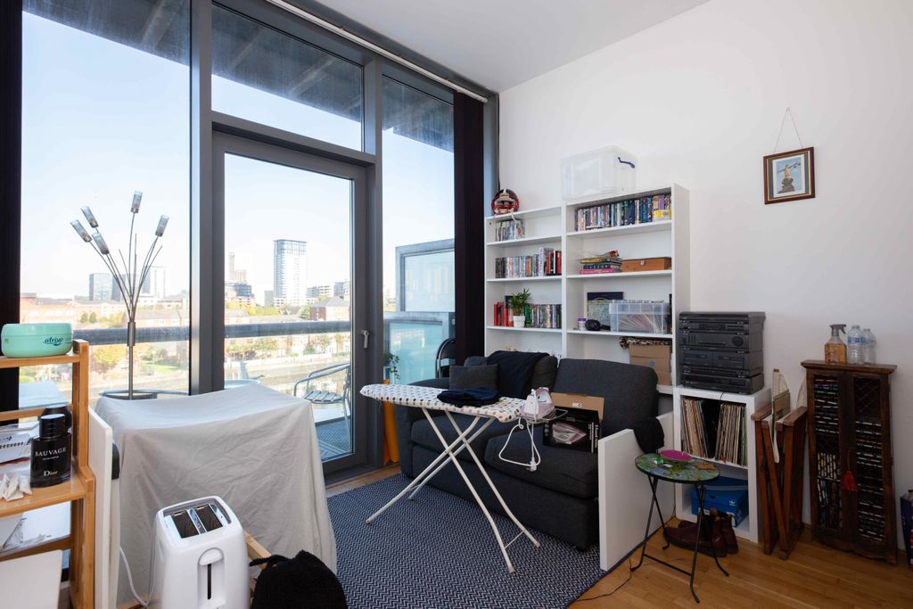 Property photo 2 of 12 Lounge