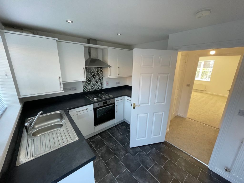 Property photo 3 of 19 Dining Kitchen