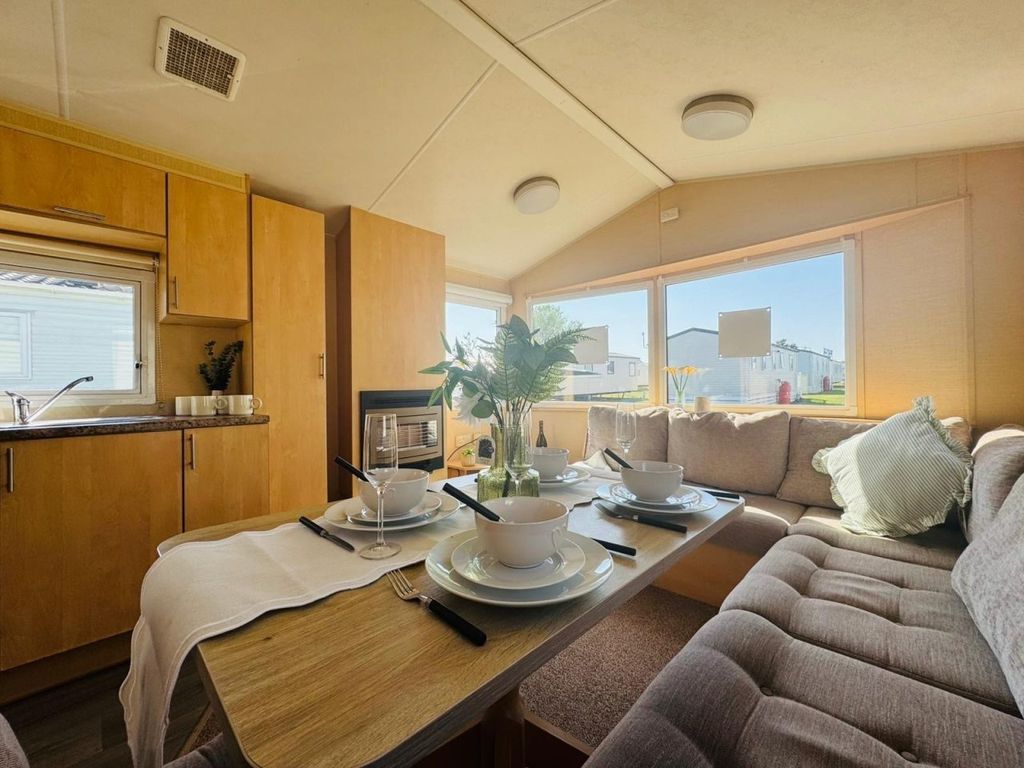 Property photo 2 of 10 Willerby Magnum 2011 Car0026425 136656843.Jpeg