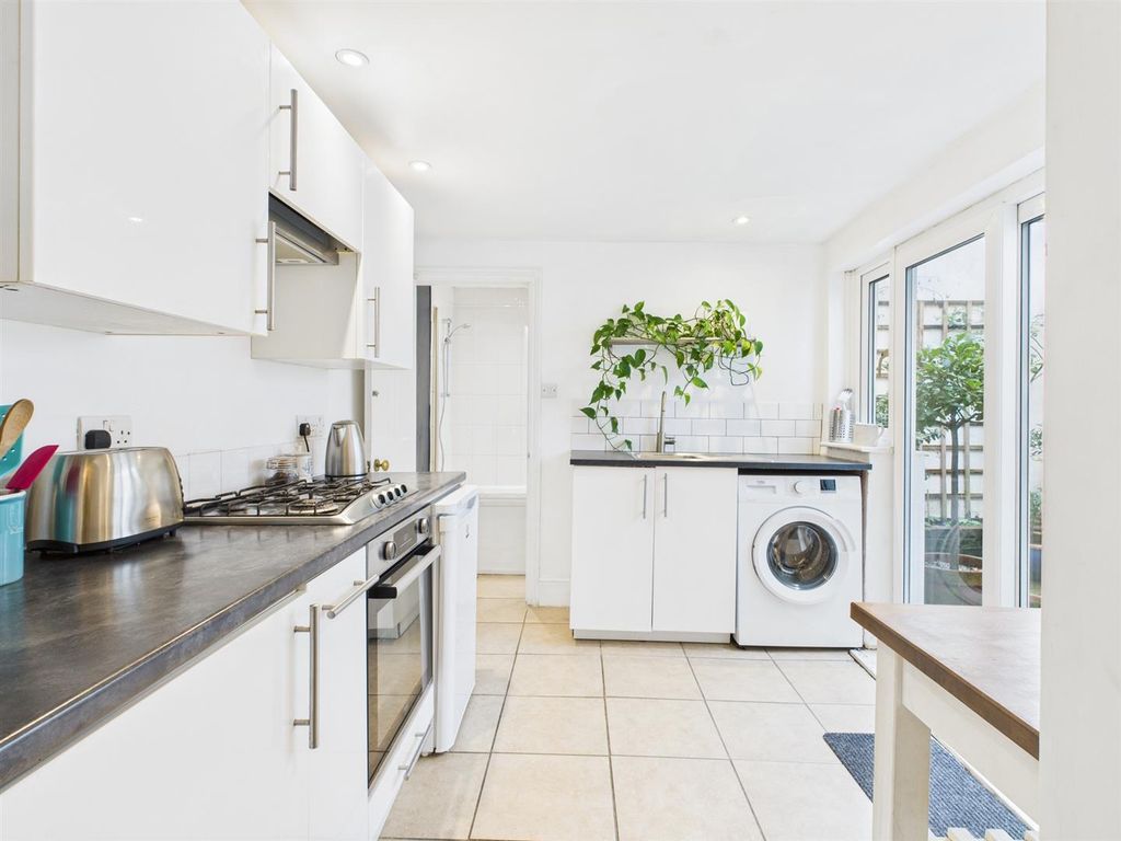 Property photo 3 of 17 Kitchen