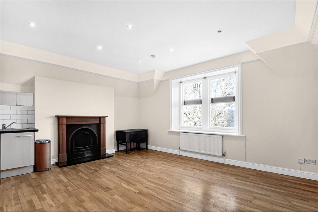 Property photo 3 of 22 Reception/Kitchen
