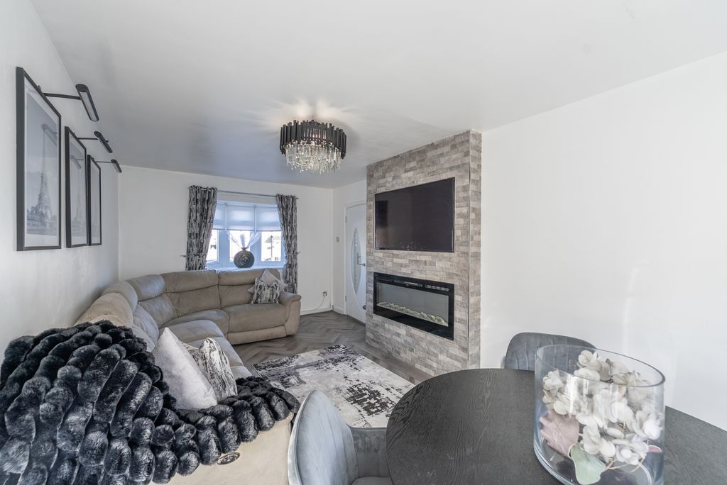 Property photo 3 of 34 Gallery