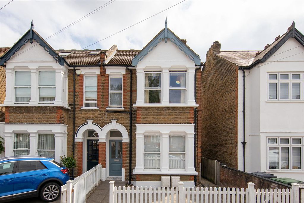 Property photo 1 of 27 Malmesbury Road, E18