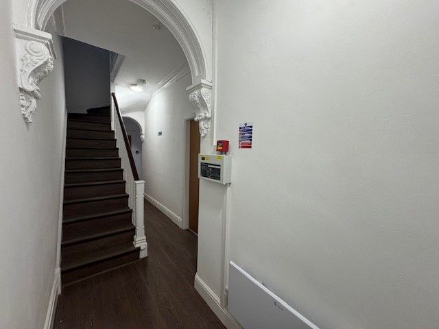 Property photo 2 of 7 Hallway