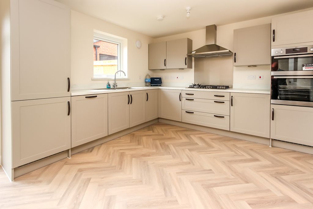Property photo 3 of 17 Kitchen/Breakfast Room