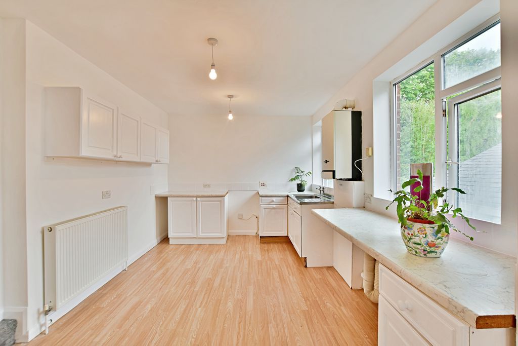 Property photo 1 of 14 Photo 4