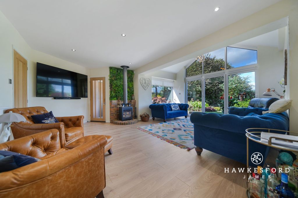 Property photo 2 of 22 Woodside Gardens - Family Room