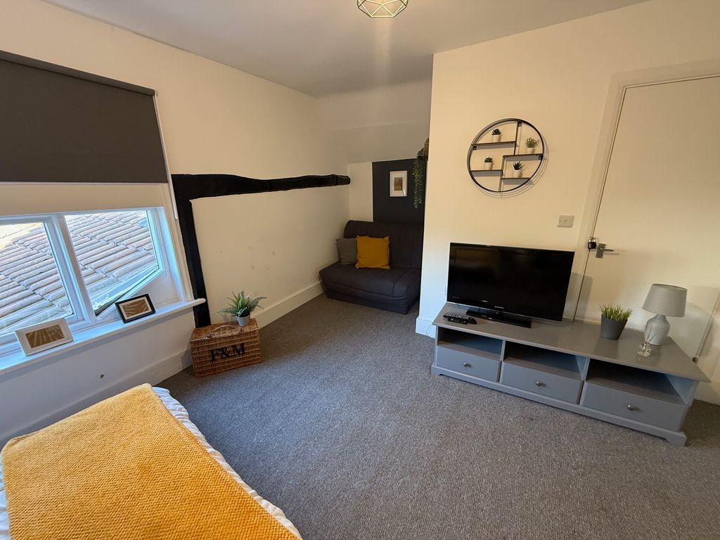 Property photo 1 of 6 Bedroom