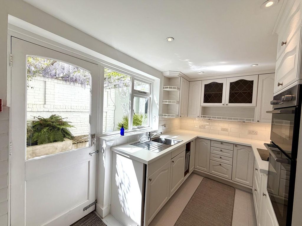 Property photo 3 of 9 Kitchen