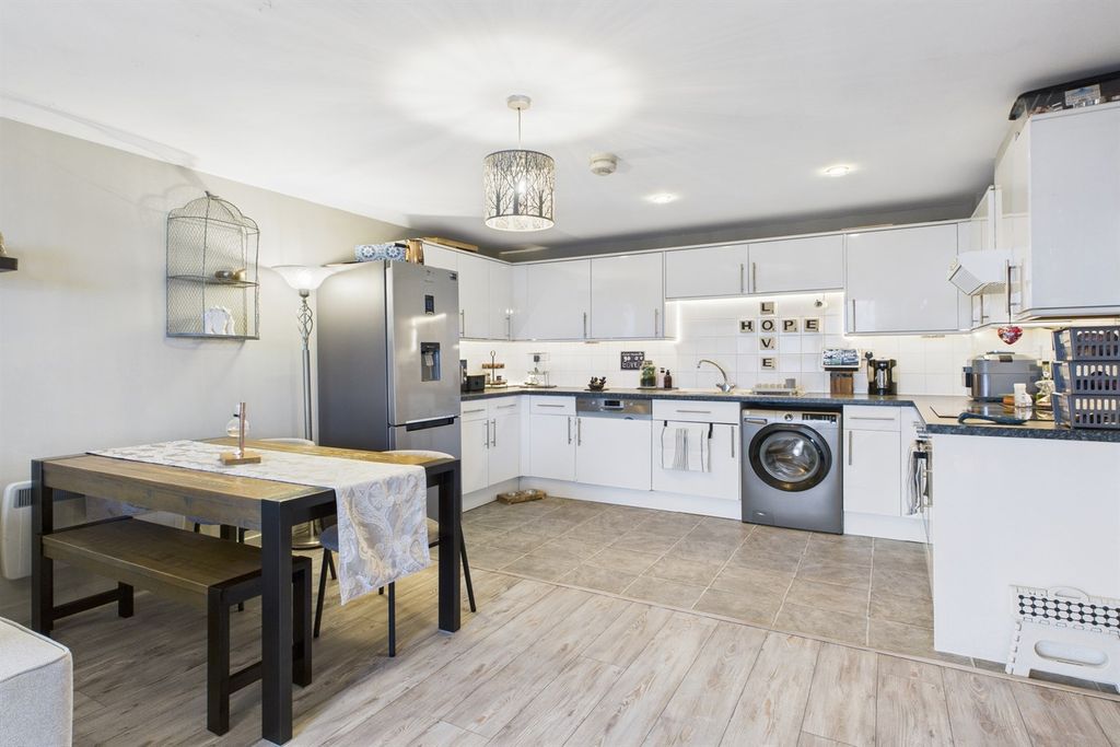 Property photo 3 of 17 Kitchen