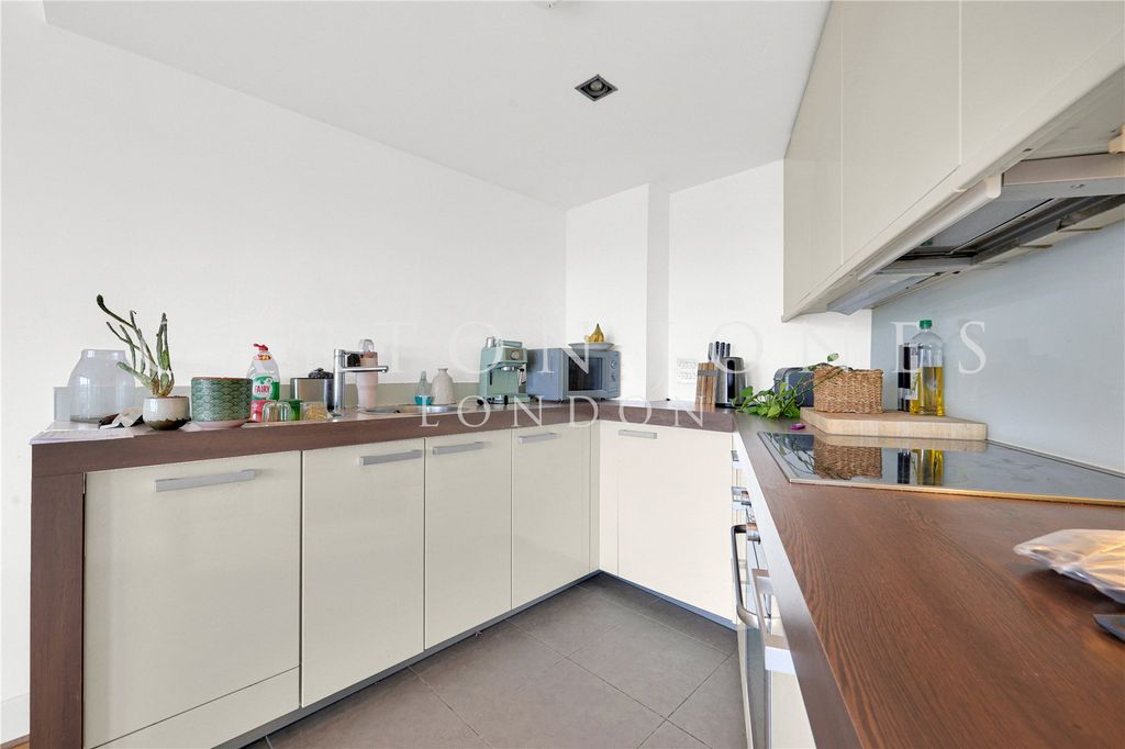 Property photo 3 of 14 Kitchen