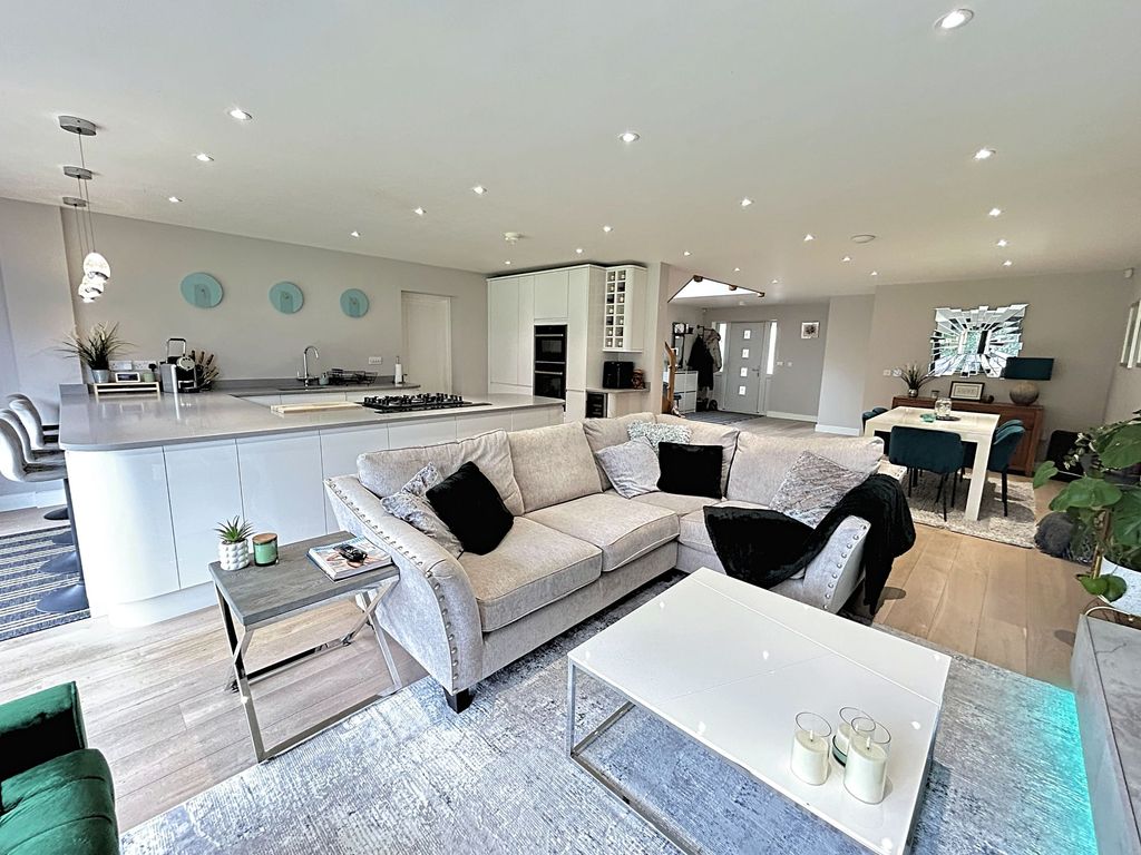 Property photo 2 of 28