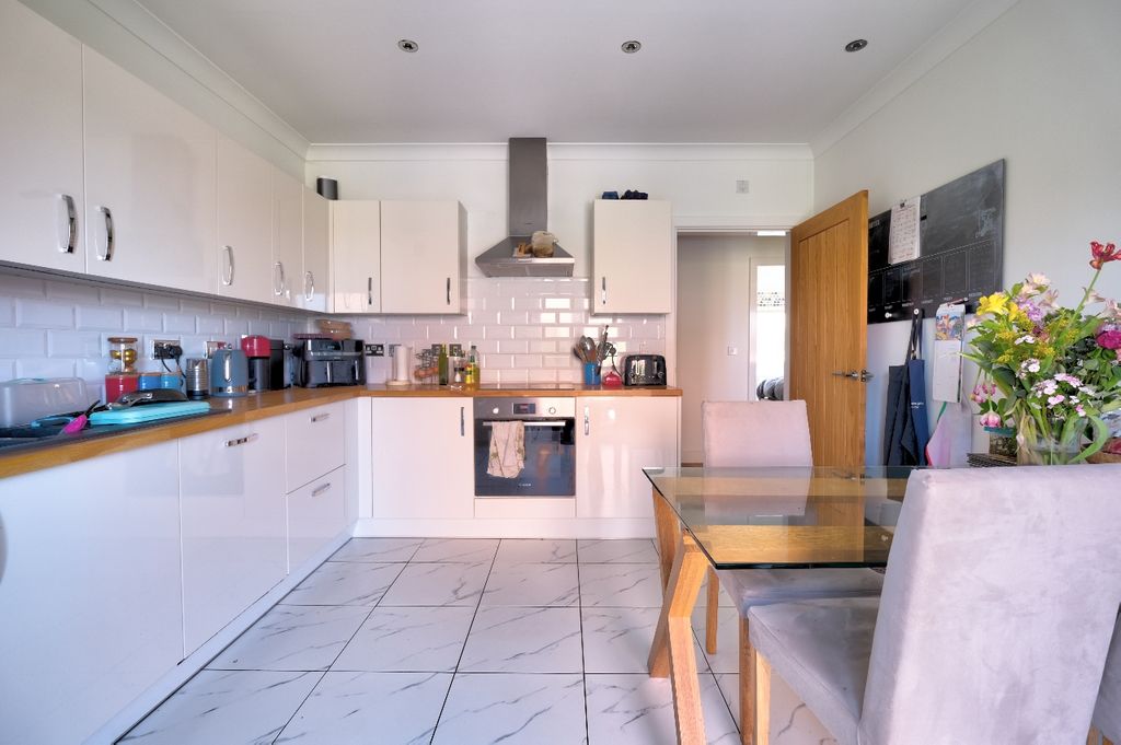 Property photo 3 of 20 Kitchen