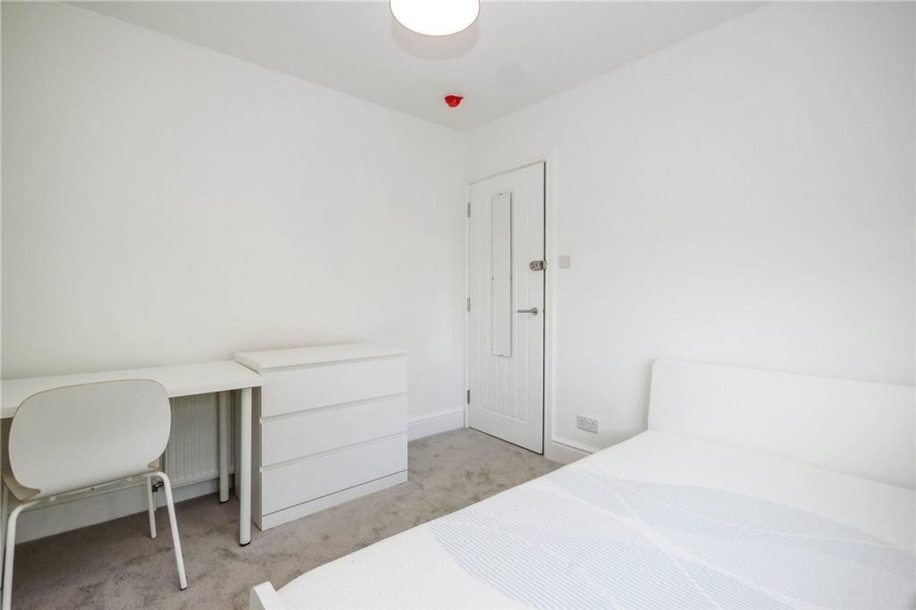 Property photo 3 of 11 A Bright And Airy Double Bedroom With Modern Furni...