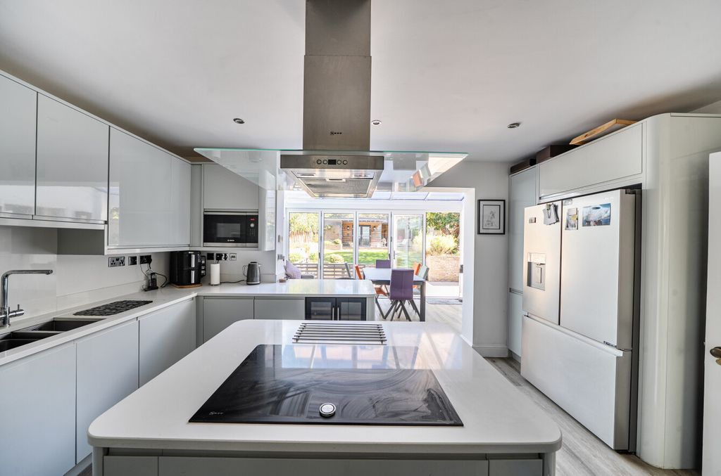 Property photo 2 of 18 1521472-18-6Aaa94...