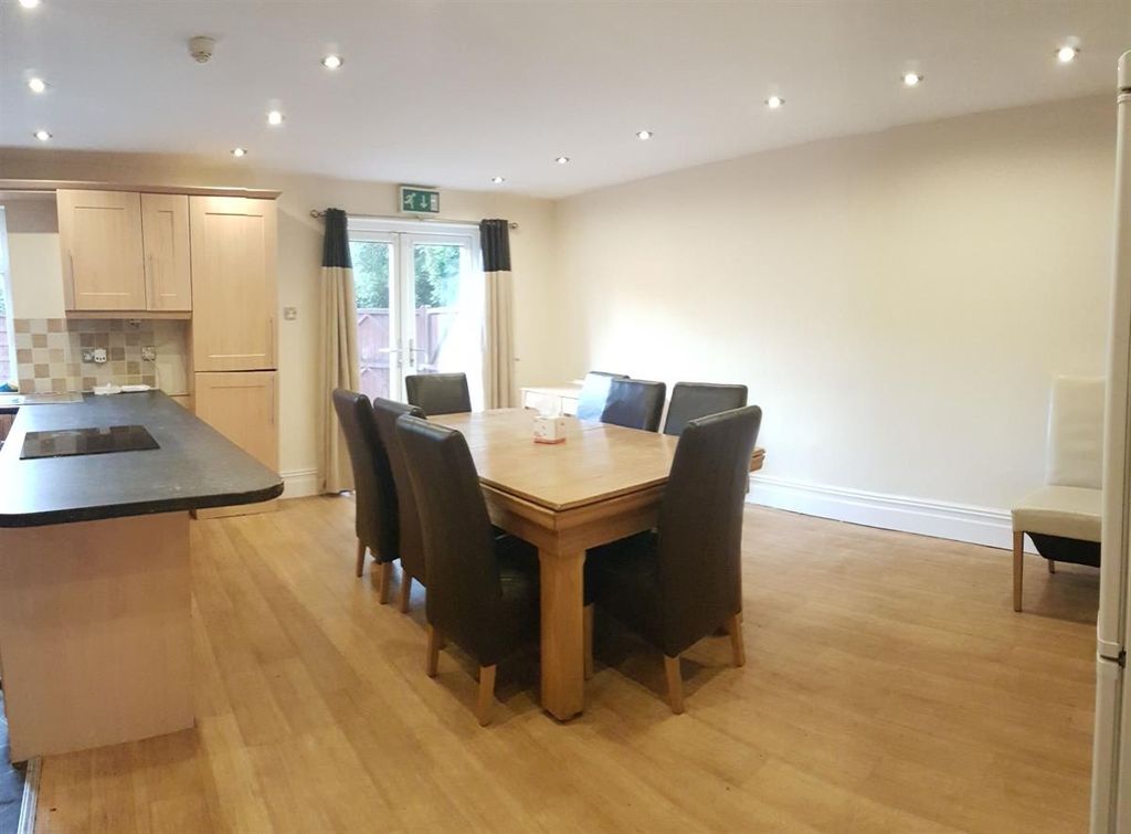 Property photo 3 of 14 A Bright And Welcoming Dining Area With A Solid Wo...