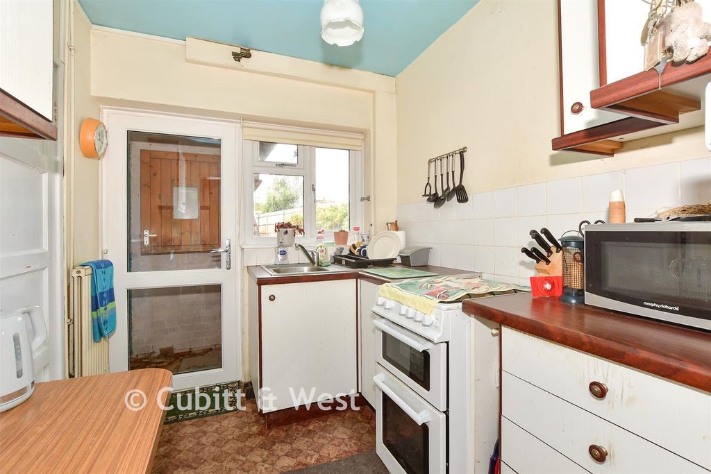 Property photo 2 of 9 Kitchen
