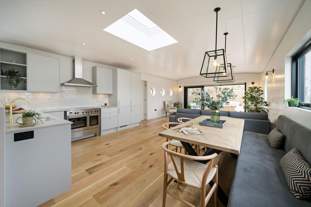 Property photo 2 of 17 Image