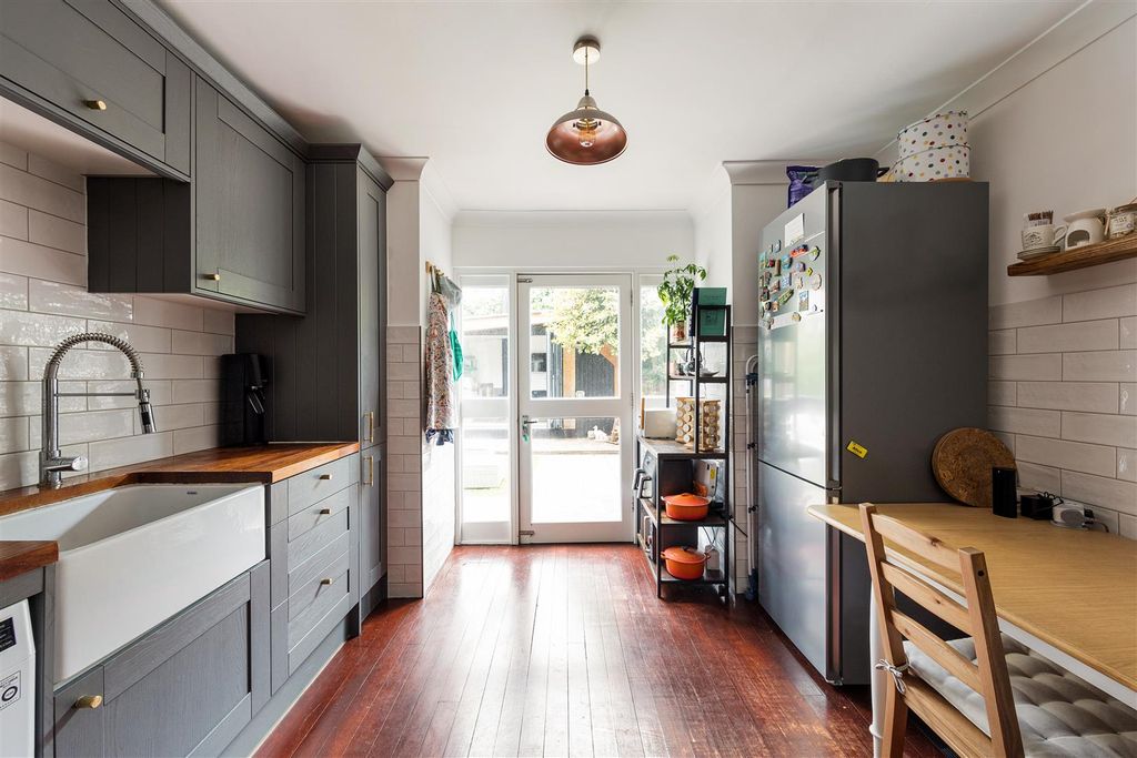 Property photo 3 of 28 Cedars Avenue, E17