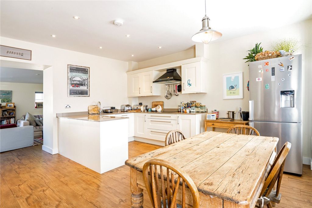 Property photo 2 of 20 Picture No. 11