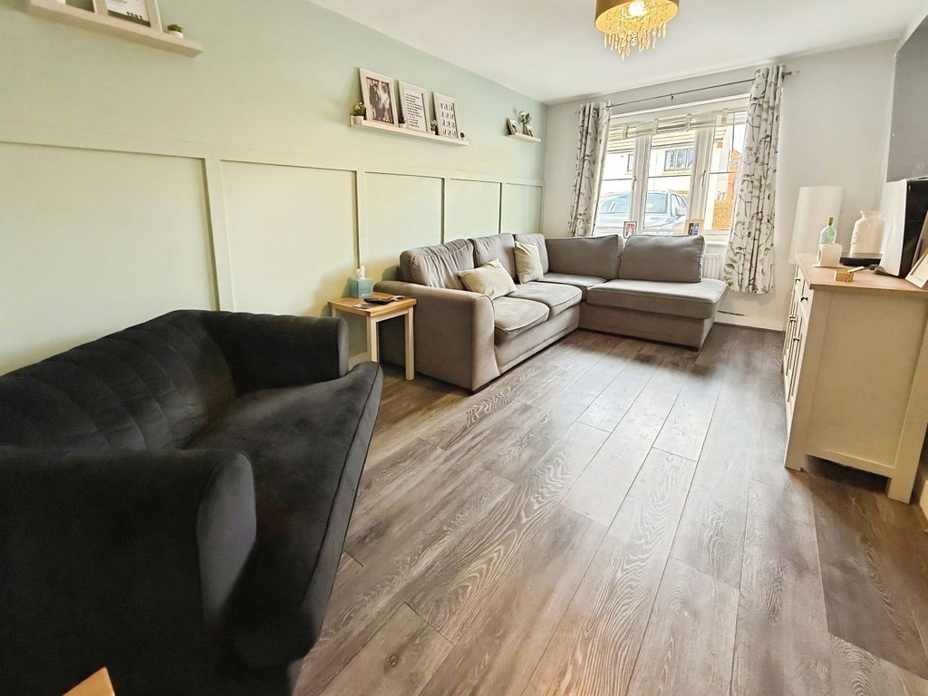 Property photo 3 of 17 Lounge 2