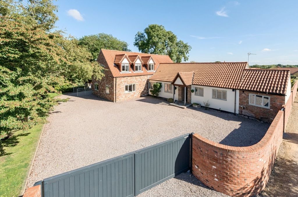 Property photo 1 of 32 1024098 (2)