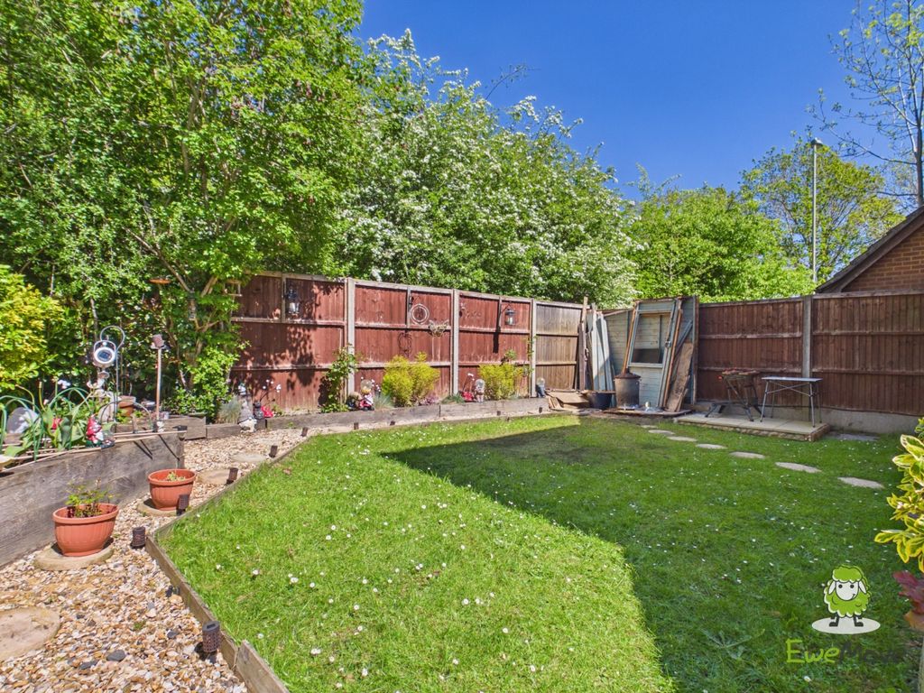 Property photo 2 of 14 Ewemove Basingstoke Ajax Close Garden