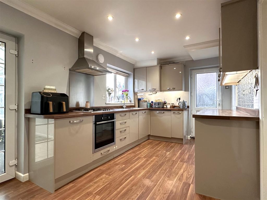 Property photo 2 of 17 Stylish Modern Kitchen 605