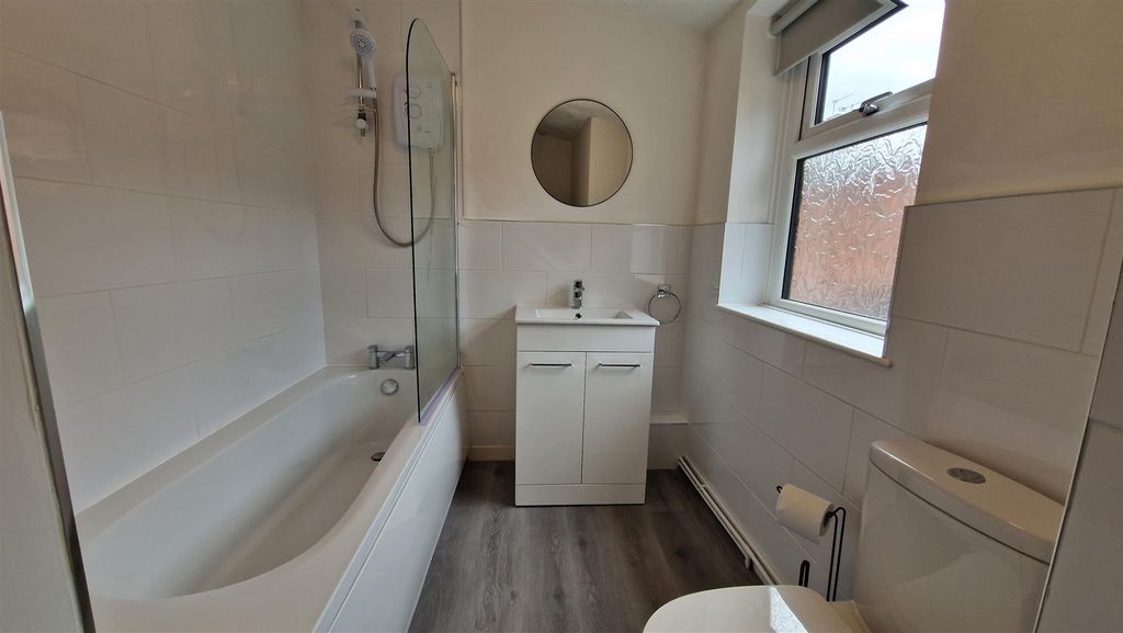 Property photo 3 of 11 Bathroom