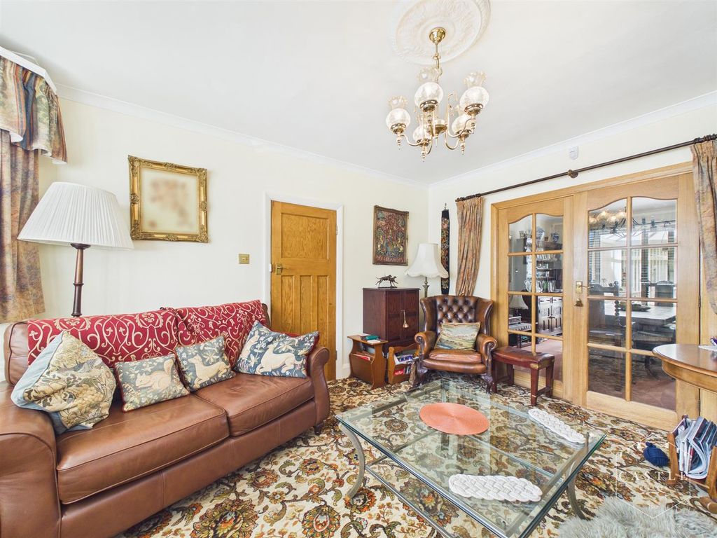 Property photo 3 of 23 Lounge