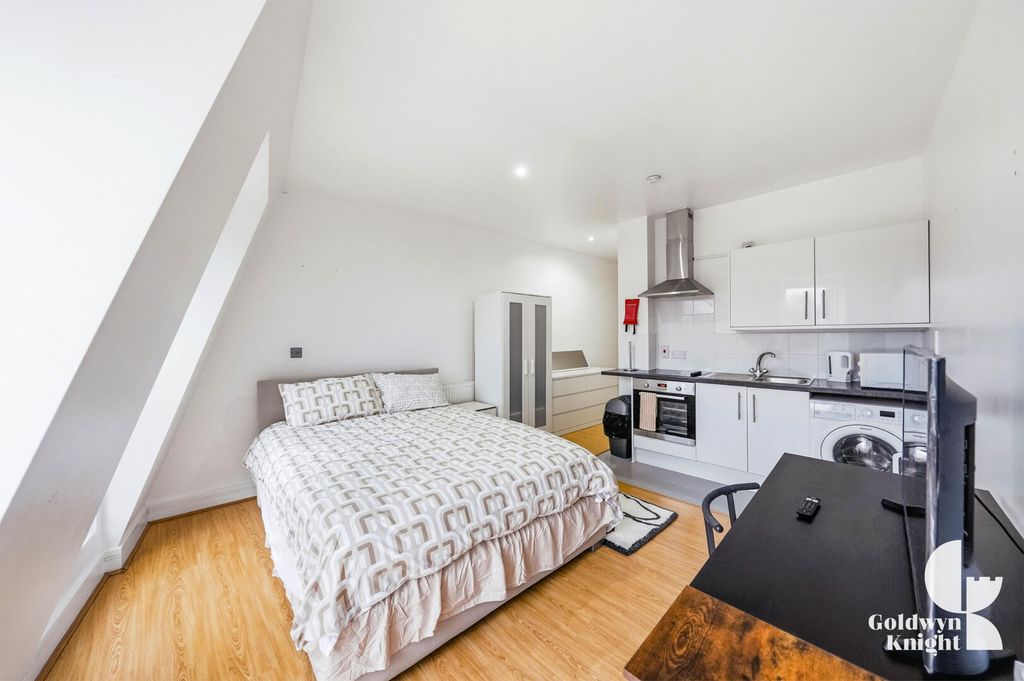 Property photo 3 of 30 Bedroom