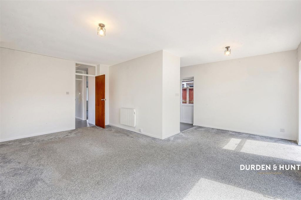 Property photo 2 of 16 Feedhams Close