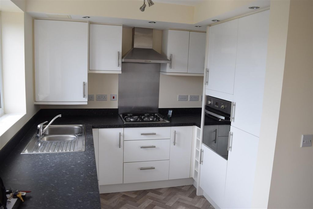 Property photo 3 of 16 Kitchen