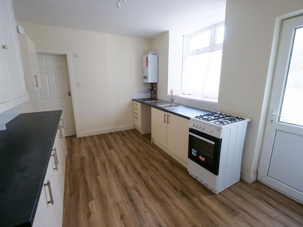 Property photo 2 of 10 Kitchen