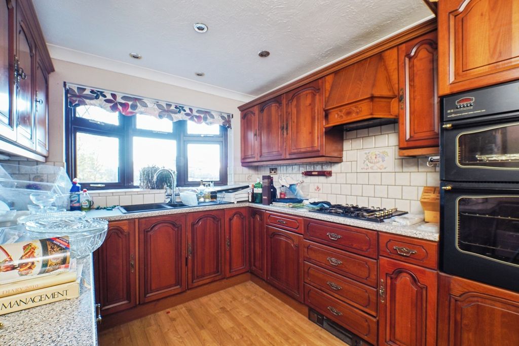 Property photo 3 of 18 Kitchen