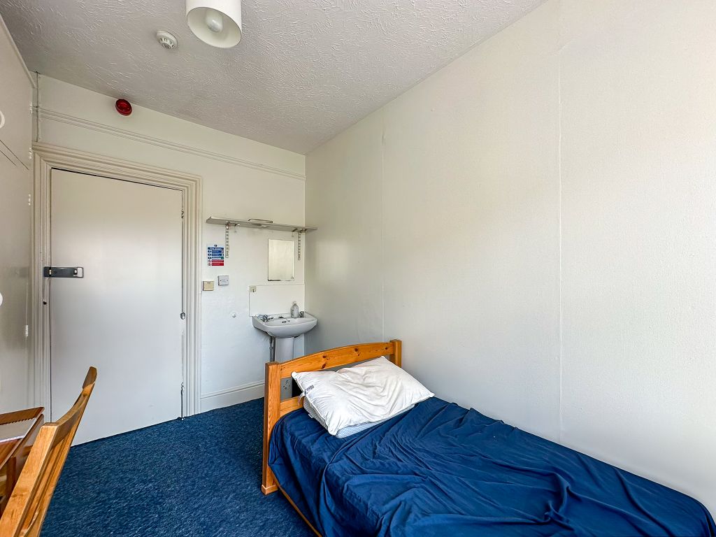 Property photo 3 of 13 Room 5 (3)