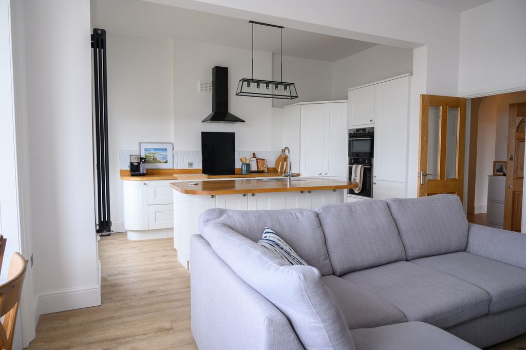 Property photo 1 of 30 3 Bed Flat For Sale