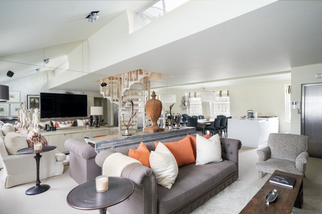 Property photo 2 of 23 Sitting Room