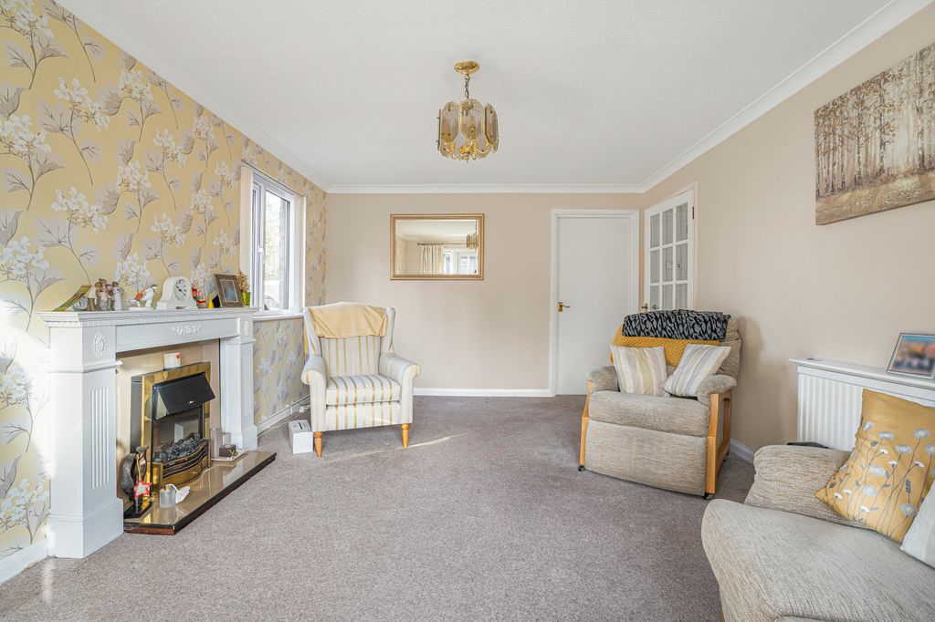 Property photo 3 of 12 Lounge