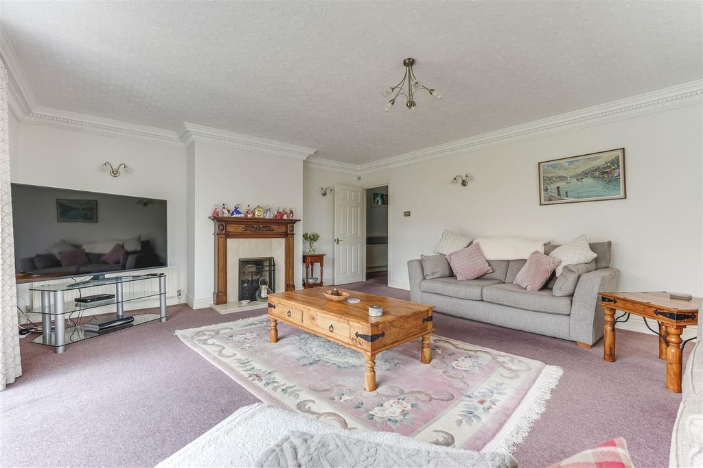 Property photo 2 of 22