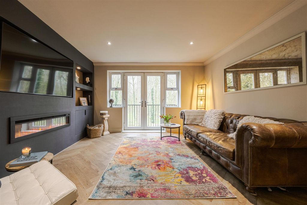 Property photo 3 of 18 Lounge