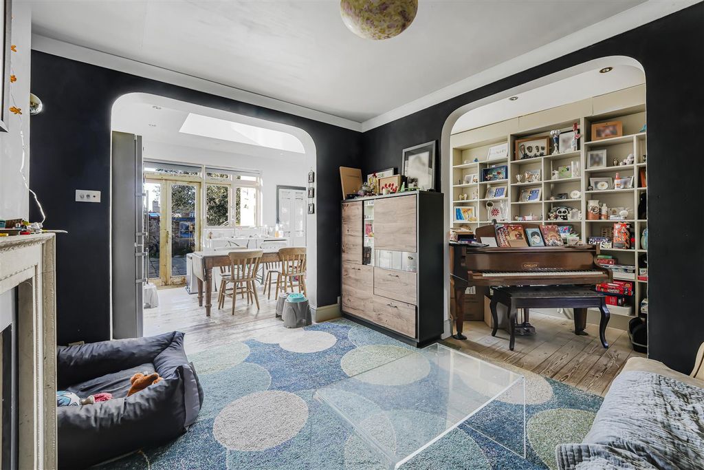 Property photo 1 of 10 Living