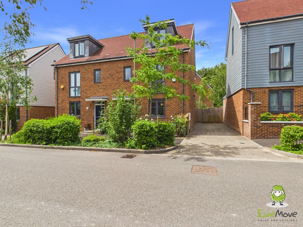 Property photo 1 of 34 Ewemove Estate Agents Basingstoke - 4 Furzelea Way