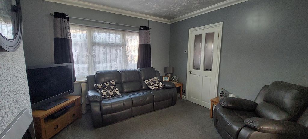 Property photo 3 of 7 Lounge