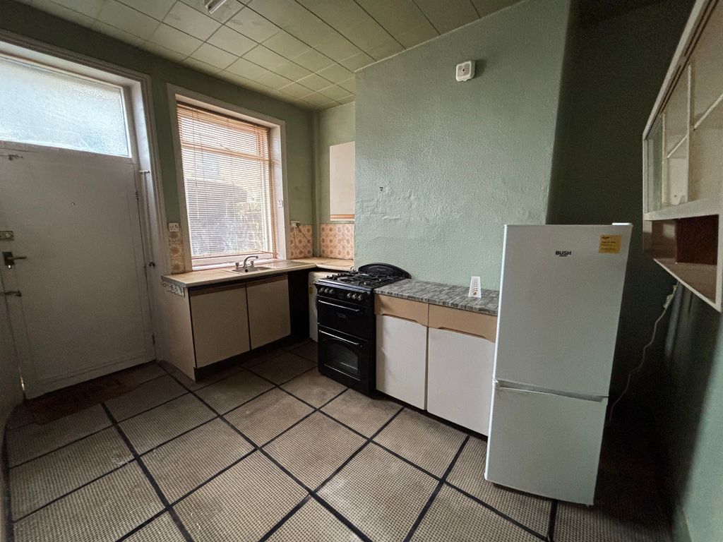 Property photo 3 of 6 Kitchen