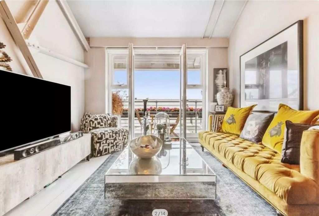 Property photo 2 of 13 Lounge