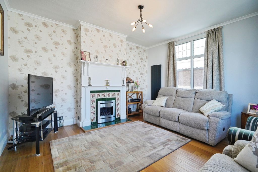 Property photo 2 of 20 Lounge