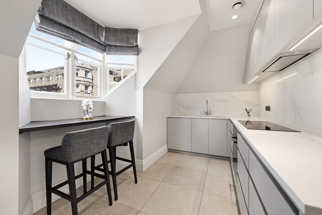 Property photo 3 of 10 5, 33 Bury Street...