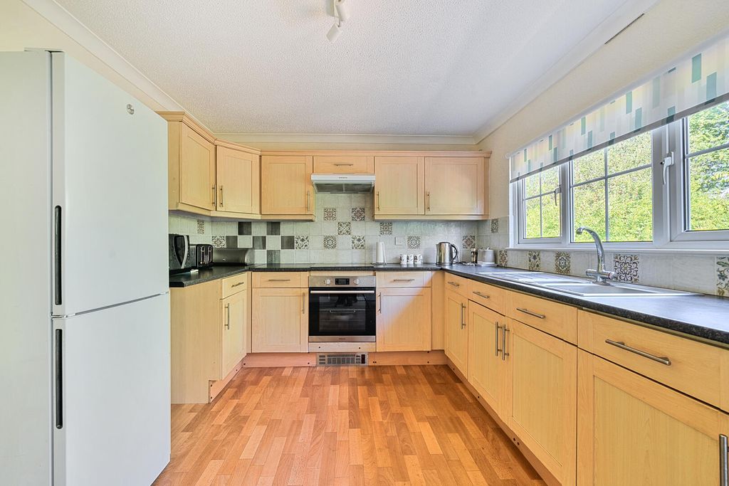 Property photo 2 of 19 Kitchen
